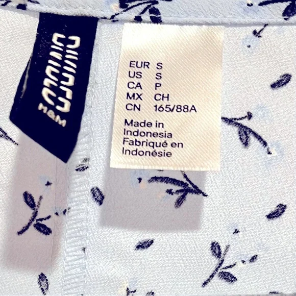 NWOT- H&M Crêpe Wrap Light Blue
Floral Dress Small - Picture 11 of 11